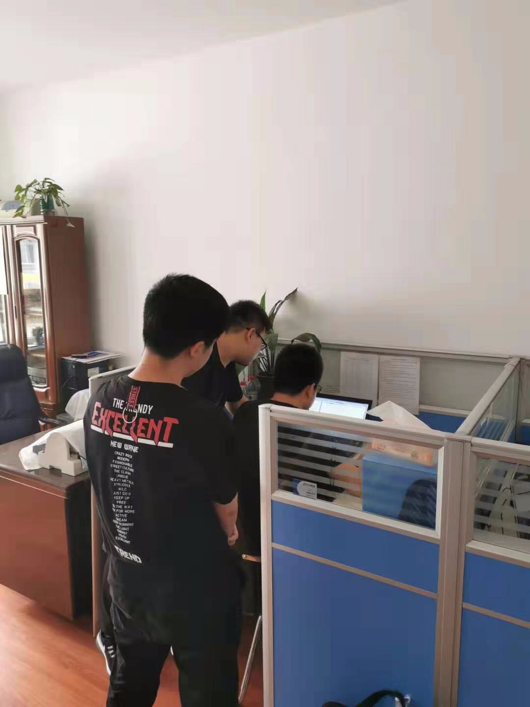 軟件研發(fā)團(tuán)隊正在緊張討論技術(shù)問題